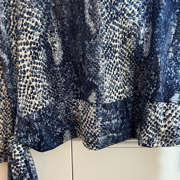 Ariel is brand women’s size large Blue Patterned Women's Top - Picture 7 of 7